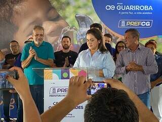 Prefeita de Campo Grande, Adriane Lopes (PP), assina e oficializa obras de esgoto e saneamento no Homex (Foto: Clara Farias)