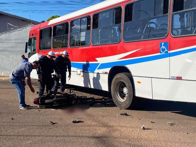 Motociclista morre ao colidir em &ocirc;nibus; 2&ordm; caso da madrugada 