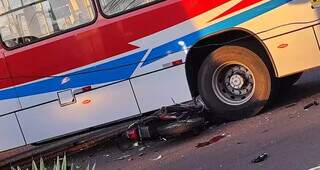 Motocicleta que a vítima pilotva foi parar embaixo do ônibus (Foto: Direto da Ruas)