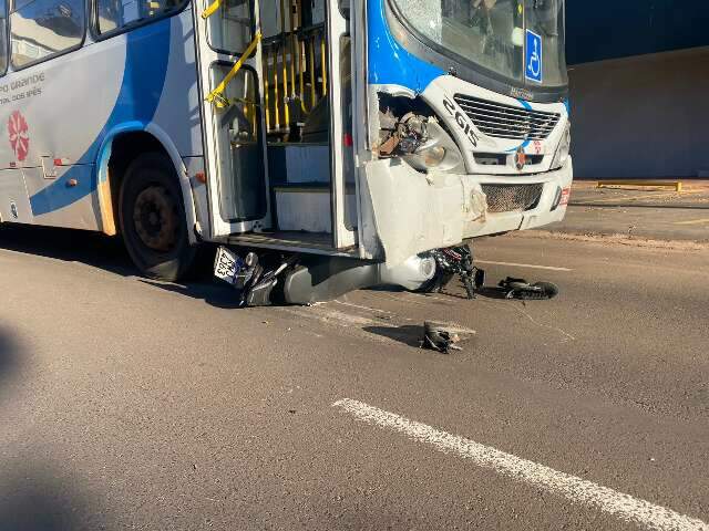 Motociclista na contram&atilde;o morre ap&oacute;s bater de frente com &ocirc;nibus