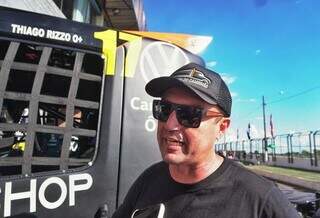Thiago Rizzo ao lado do caminhão que vai competir neste domingo (Foto: Paulo Francis)