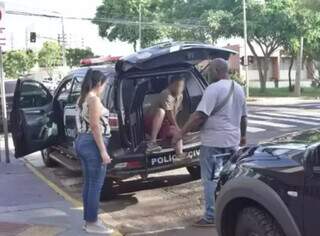 Júlio* chegando em viatura da DEPCA, em Campo Grande (Foto: Paulo Francis)