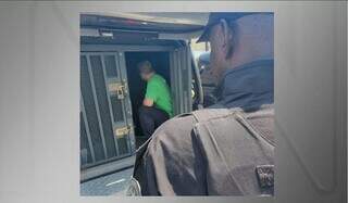 Zinho é levado para aeroporto para transferência de presídio (Foto/Divulgação/Seap)