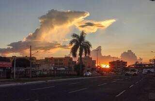 Pôr do sol registrado em Campo Grande neste sábado (Foto: Juliano Almeida) 