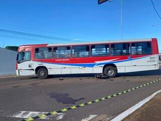 Acidente também envolvendo ônibus na manhã deste sábado na Avenida Júlio de Castilhos (Foto: Clara Farias) 