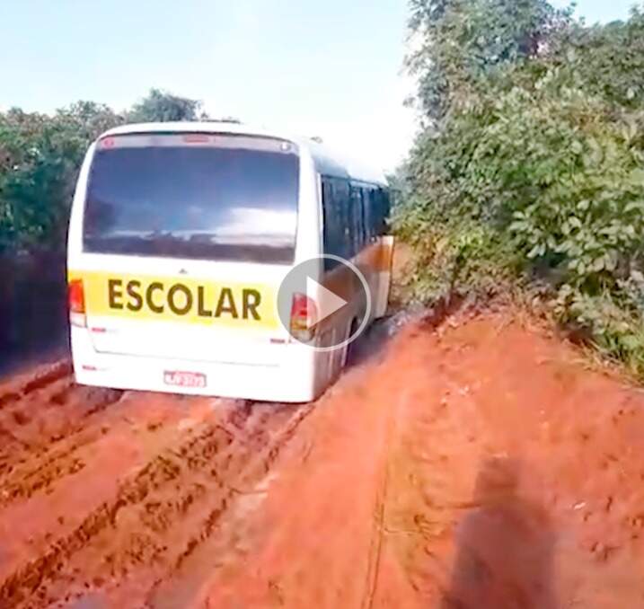 Ônibus escolar cai em atoleiro na Chácara dos Poderes