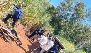 Homem foi encontrado morto com marcas de tiros (Foto: reprodução / Ponta Porã News) 