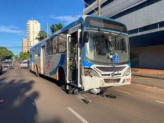 Moto ficou embaixo do ônibus e trânsito ficou parcialmente interditado na rua (Foto: Clara Farias)
