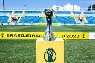 Taça do Campeonato Brasileiro Série D antes de partida em 2023 (Foto: Lucas Emanuel/Federação Cearense de Futebol)