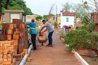 Funcionários realizam reformas no cemitério Santo Antônio, na Vila Dorotheia, em Campo Grande (Foto: Juliano Almeida)