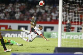 Atacante douradense Ferreirinha caindo no campo após finalização do gol de empate (Foto: Divulgação)