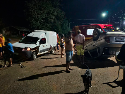 Grávida é encaminhada ao hospital após colisão com capotagem