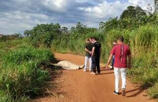 Corpo encontrado em estrada vicinal em Mundo Novo. (Foto: MS em Foco)