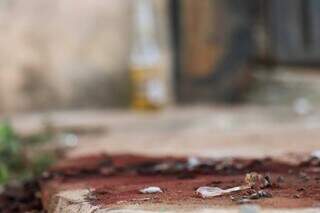 Sangue no chão onde rapaz caiu e morreu. (Foto: Henrique Kawaminami)