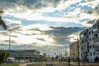 Céu de Campo Grande na manhã deste domingo. (Foto: Henrique Kawaminami)
