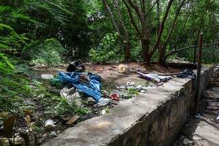 Sujeira se acumula no local invadido por usuários de drogas no Jardim Sayonara (Henrique Kawaminami)