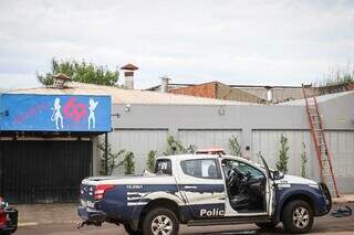 Viatura da Polícia Militar em frente a boate onde homem morreu. (Foto: Henrique Kawaminami)