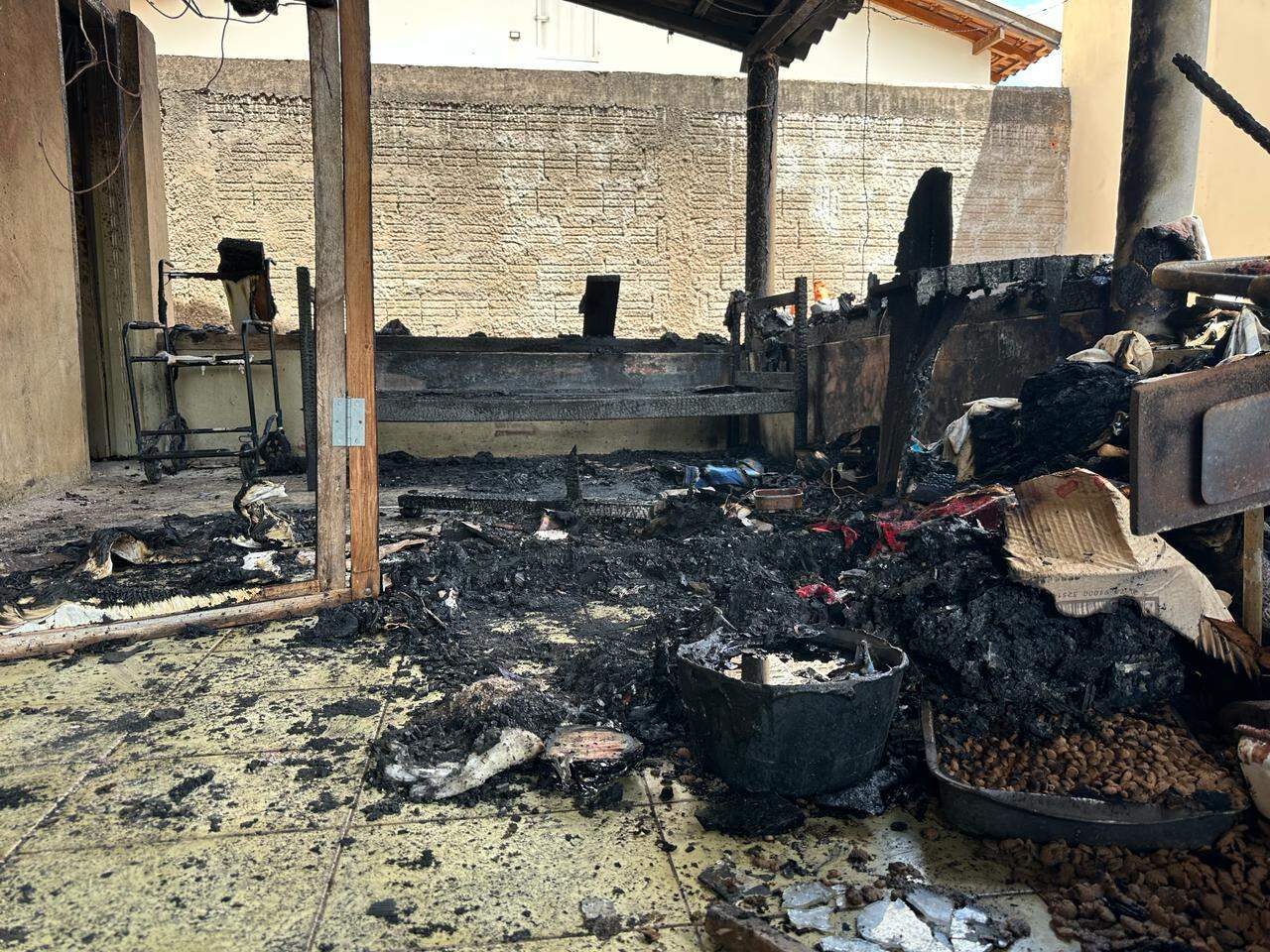 Após explosão, casa pega fogo e cadáver é encontrado carbonizado