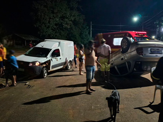 Veículo Chevrolet Corsa capotado após colisão com Fiat Fiorino (Foto: Divulgação) 