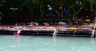 Lixo deixado por visitantes às margens do Rio Formoso, em Bonito, após festa privada em deck (Foto: Reprodução)