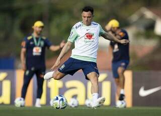 Atacante Pepê treinando com a camisa da Seleção Brasileira (Foto: Joilson Marconne)