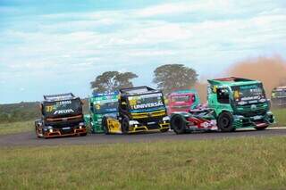Pilotos nos caminhões disputando por posição em curva no Autódromo de Campo Grande (Foto: Juliano Almeida) 