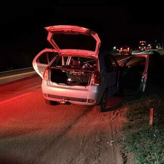 Carro onde suspeitos transportavam a droga (Foto: Divulgação/PCMS)