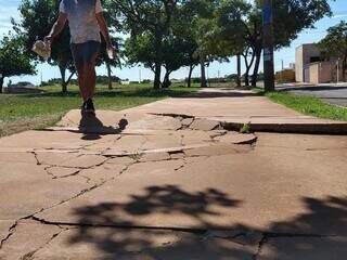 Pista de caminhada com chão rachado, na Praça do Papa, em Campo Grande (Foto: Idaicy Solano)