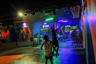 Rapazes aproveitam quadra em bar para jogar uma partida de basquete durante o &#34;rolê&#34; (Foto: Juliano Almeida)