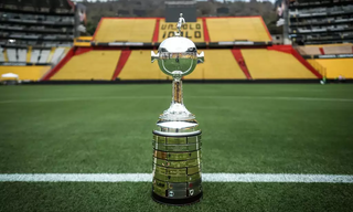 Taça da Copa Libertadores no gramado do Estádio Monumental David Arellano, situado no Chile. (Foto: Staff Images/Conmebol)