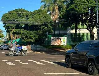 Motociclista seguindo pela Rua Goiás, no Jardim dos Estados (Foto: Marcos Maluf)