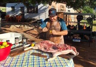 Marcos faz o preparo das carnes e dos pratos na frente durante os eventos, na frente de todos os convidados (Foto: Arquivo Pessoal)