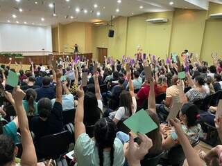 Servidores da UFGD na assembleia que aprovou adesão à greve nacional (Foto: Divulgação)