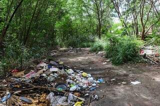 Além de entulho, há muito lixo no local para ser recolhido (Foto: Henrique Kawaminami)