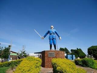 Praça com estátua em homenagem a Antônio João (Foto: Reprodução)