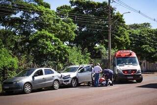 Equipe do Samu socorre condutora ferida em acidente no Pioneiros (Foto: Henrique Kawaminami)