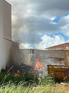 Fogo atingiu entunhos, próximo a escola particular de Campo Grande (Foto: Direto das Ruas)