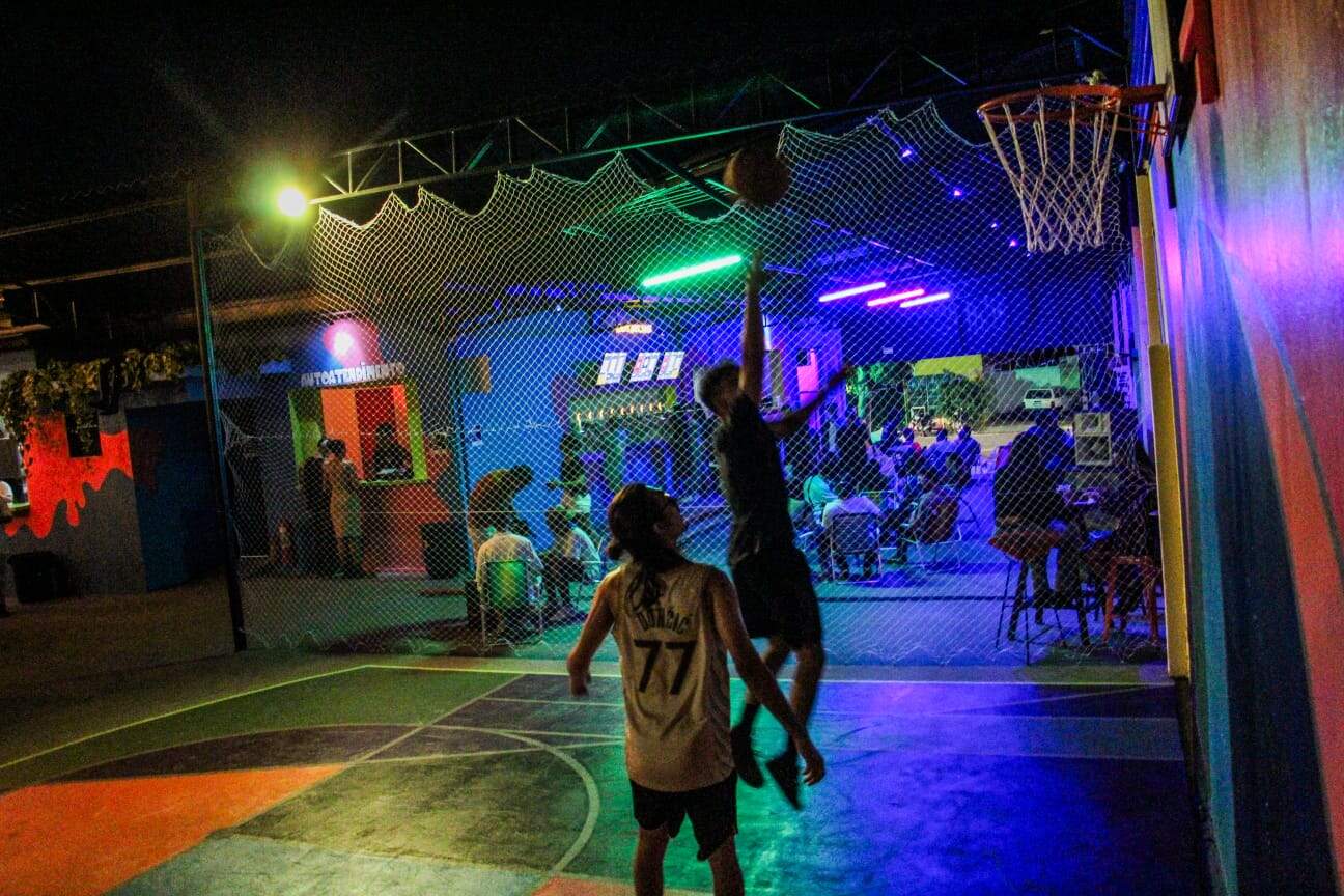 Bar colorido une grafite, cerveja artesanal e quadra de basquete