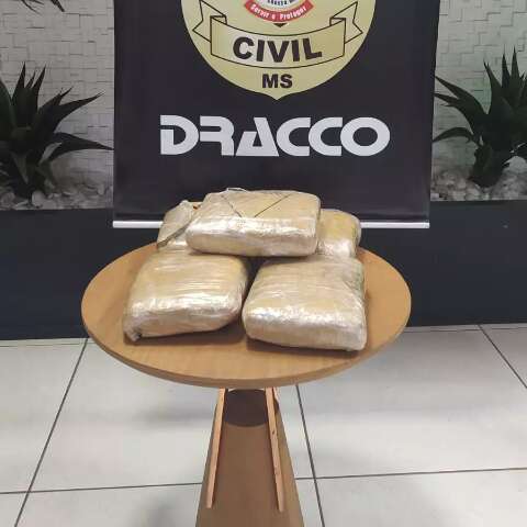 A caminho de Goi&aacute;s, casal &eacute; preso com tabletes de maconha em rodovia