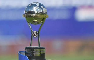 Cobiçado troféu da Taça da Sul-Americana. (Foto: Staff Images/Conmebol)