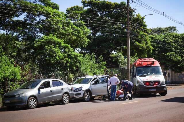 Carro &eacute; atingido na traseira e arrastado por 50 metros por motorista b&ecirc;bada