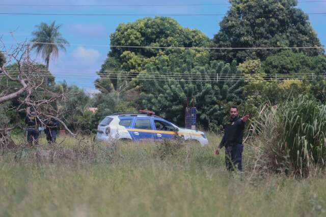 Foragido envolvido em &quot;tribunais do crime&quot; atira em guardas durante fuga