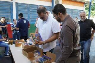 Alan Guedes e o secretário de Educação durante entrega de kits (Foto: Divulgação)