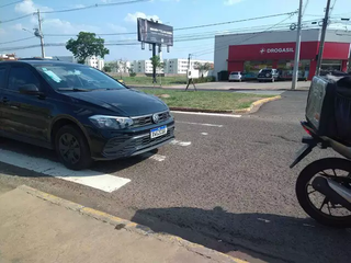 Carro em cima de faixa de pedestre na Avenida José Nogueira Vieira e a Rua Marquês de Pombal, em agosto de 2023 (Foto: Mylena Fraiha/Arquivo Campo Grande News)