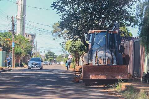 Cansados de esperar, moradores reclamam de obra lenta e organizam manifestação