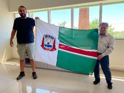 Português viaja 600 km para levar bandeira de Bataguassu para Europa