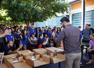 Entrega de materiais a alunos da Escola Álvaro Brandão, em Dourados (Foto: Divulgação)