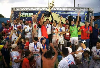 Jogadores comemoram vitória do Sete de Dourados no Campeonato Sul-Mato-Grossense de 2016. (Foto: Reprodução/Redes Sociais)