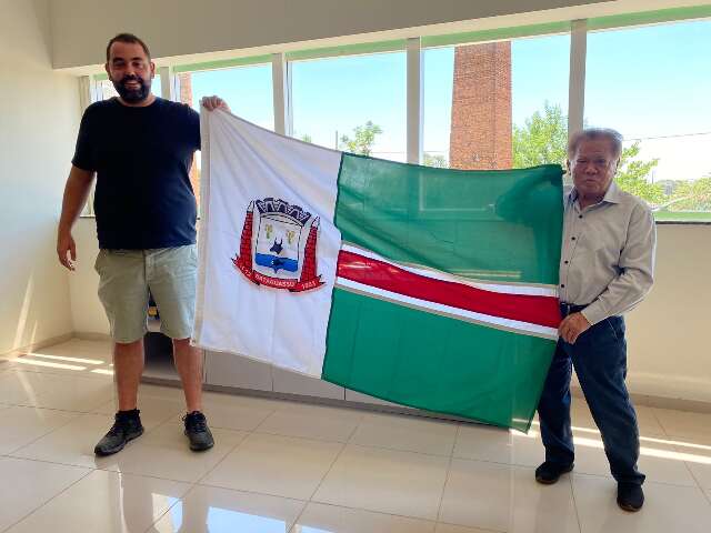 Portugu&ecirc;s viaja 600 km para levar bandeira de Bataguassu para Europa