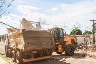 Caminhão leva entulho e lixo no trabalho realizado hoje em Nhanhá (Foto: Henrique Kawaminami)